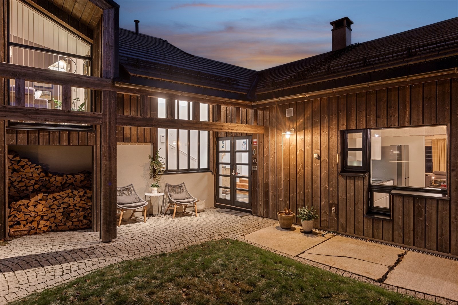 Om kvelden er det rolig og lun stemning, og du har anledning til å se deilige solnedganger fra terrassen. Galleribilde