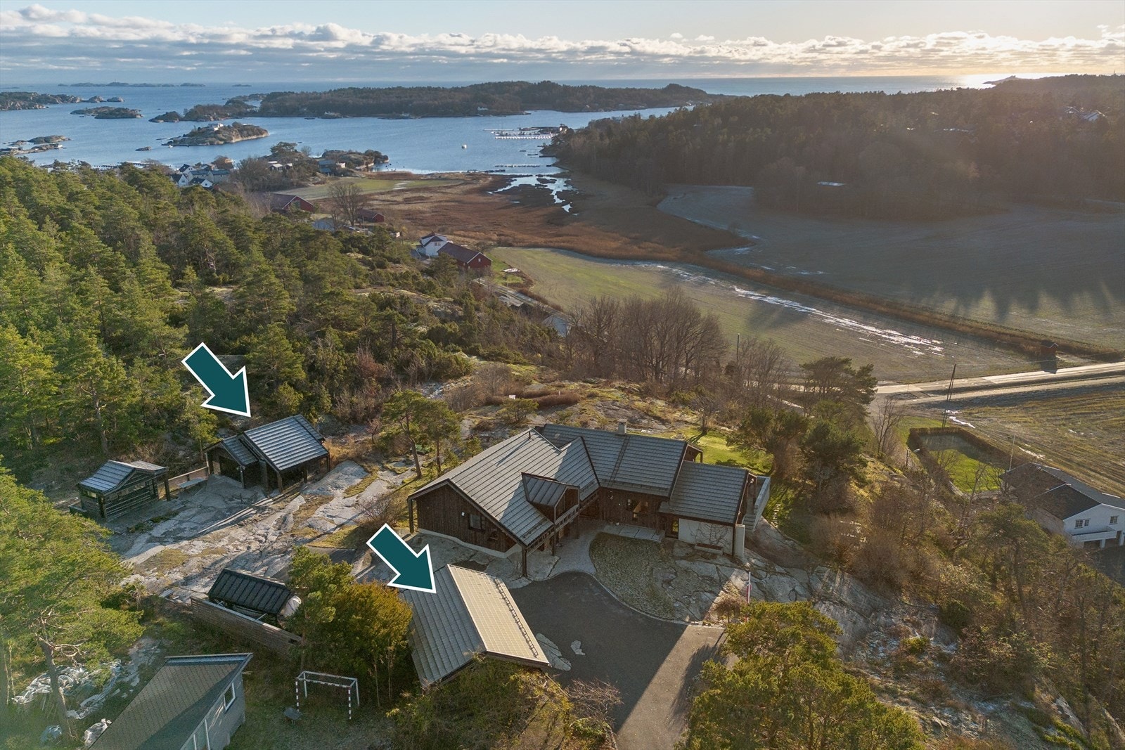 På eiendommen er det to garasjer med elektrisk portåpner. Galleribilde