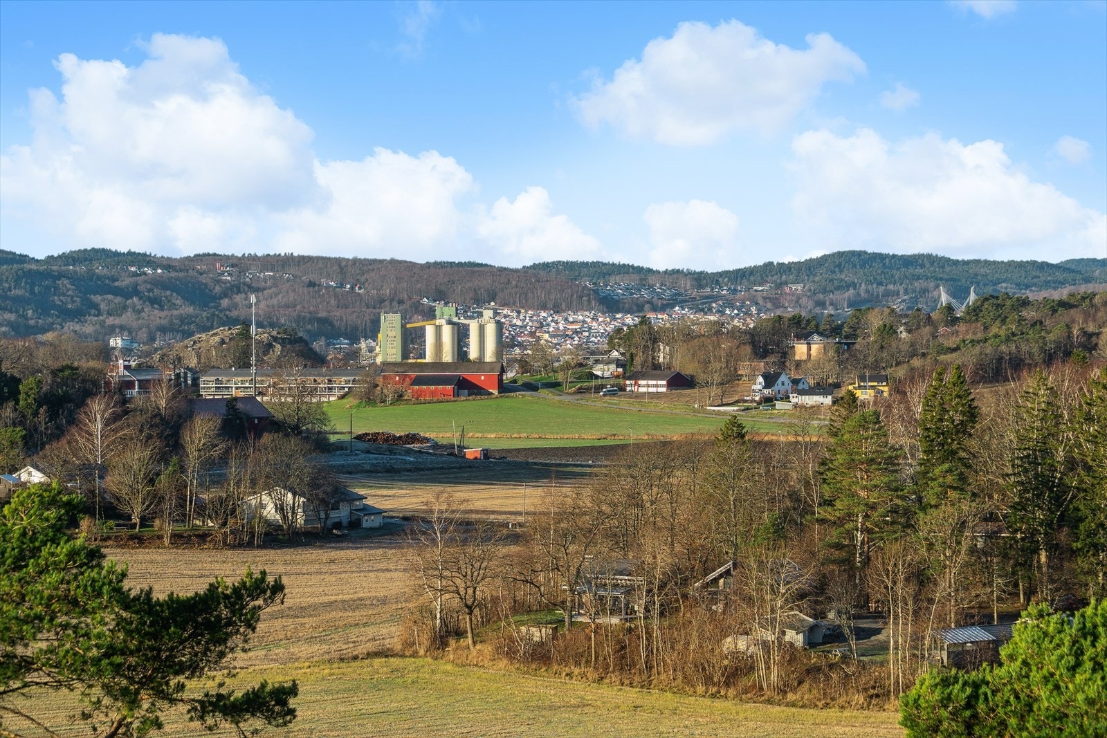 Her er du tilbaketrukket i umiddelbar nærhet til natur men i kort avstand til dagligvare, skoler og sentrumskjernen. Galleribilde