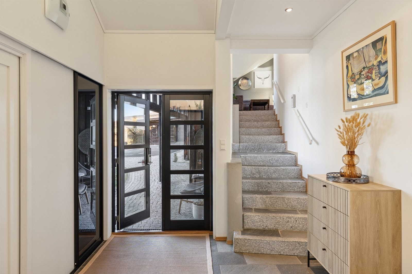 Man ønskes velkommen inn i en romslig entre! Fra entreen går det trapp videre opp til boligens 2. etg. Innvendig bod er plassert i entreen. Galleribilde