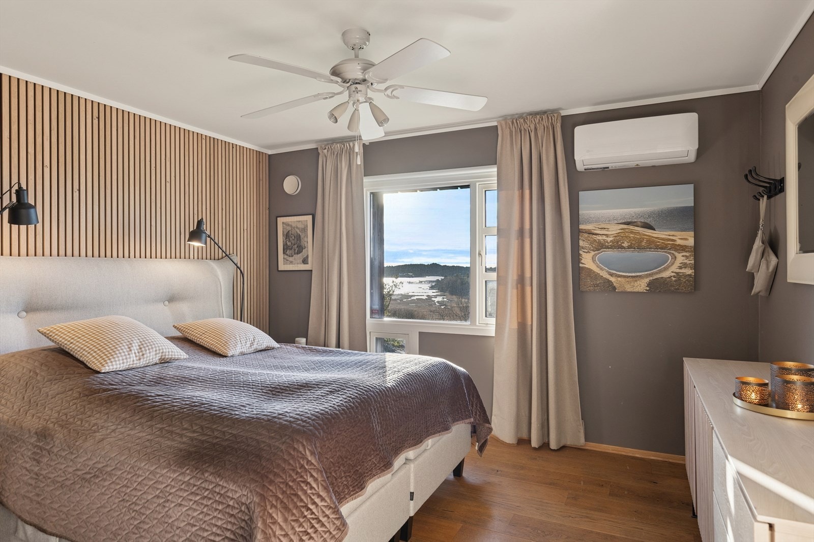 Hovedsoverommet har walk-in garderobe og er i nær tilknytning til bad. Her våkner du opp til den fantastiske utsikten mot sjøen. Rommet har luft-til-luft varmepumpe. Galleribilde