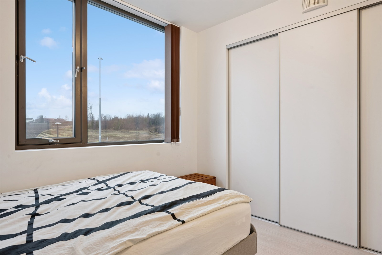 Skyvedørsgarderoben gir rikelig med oppbevaringsplass. Galleribilde