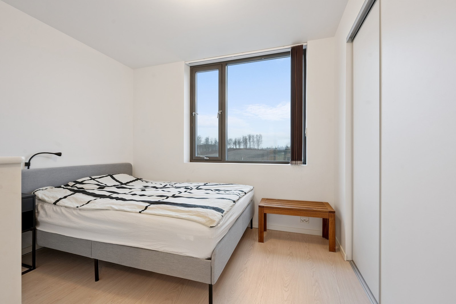 Hovedsoverommet har god plass til dobbeltseng og garderobeløsning. Galleribilde