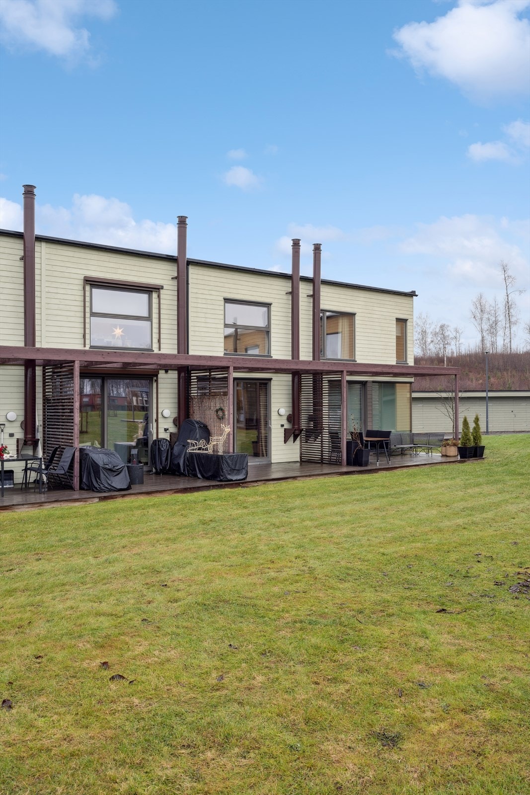 Den delvis overbygde terrassen gir en lun og skjermet uteplass. Galleribilde