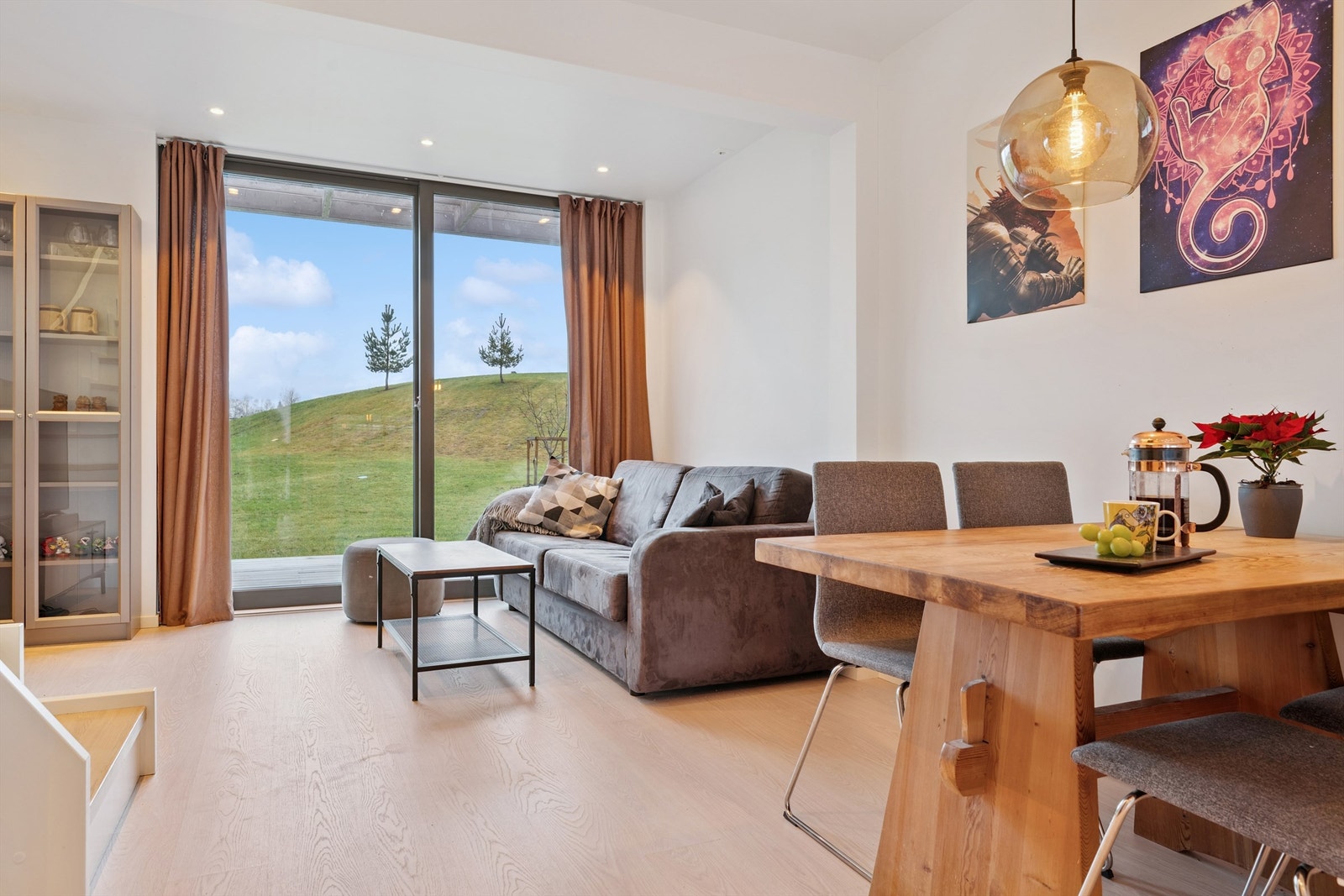 Store vindusflater gir rikelig med lys og en god romfølelse. Galleribilde