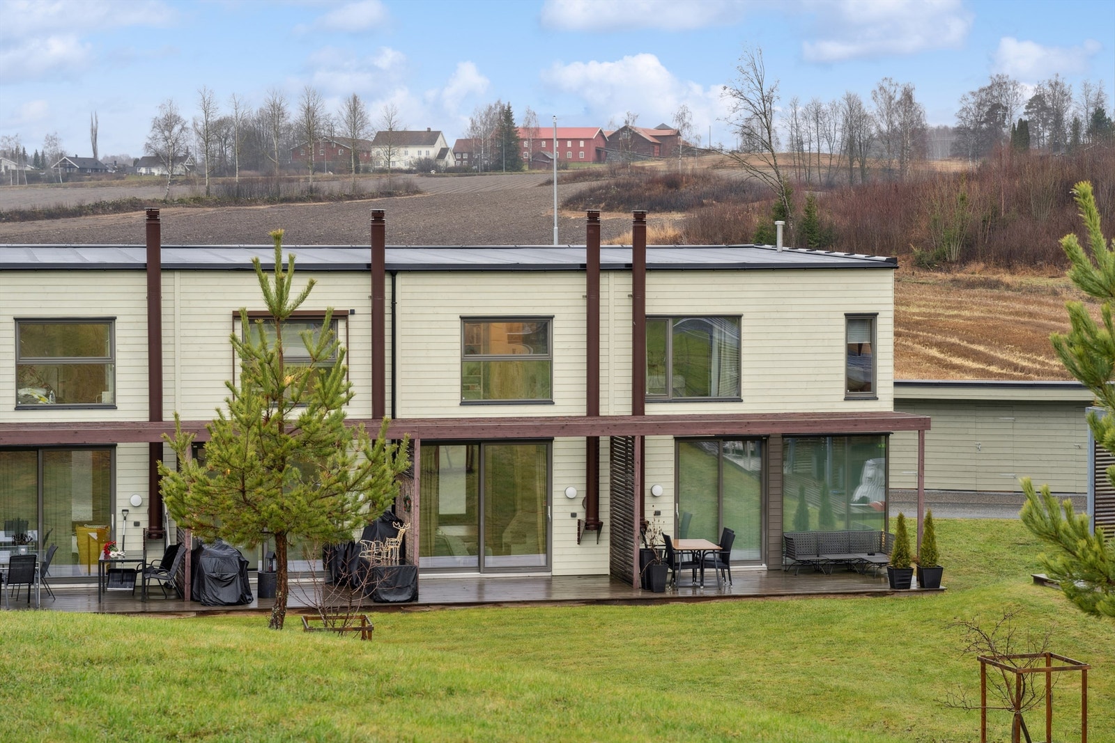Et moderne rekkehus over to plan i et rolig og barnevennlig nabolag. Galleribilde