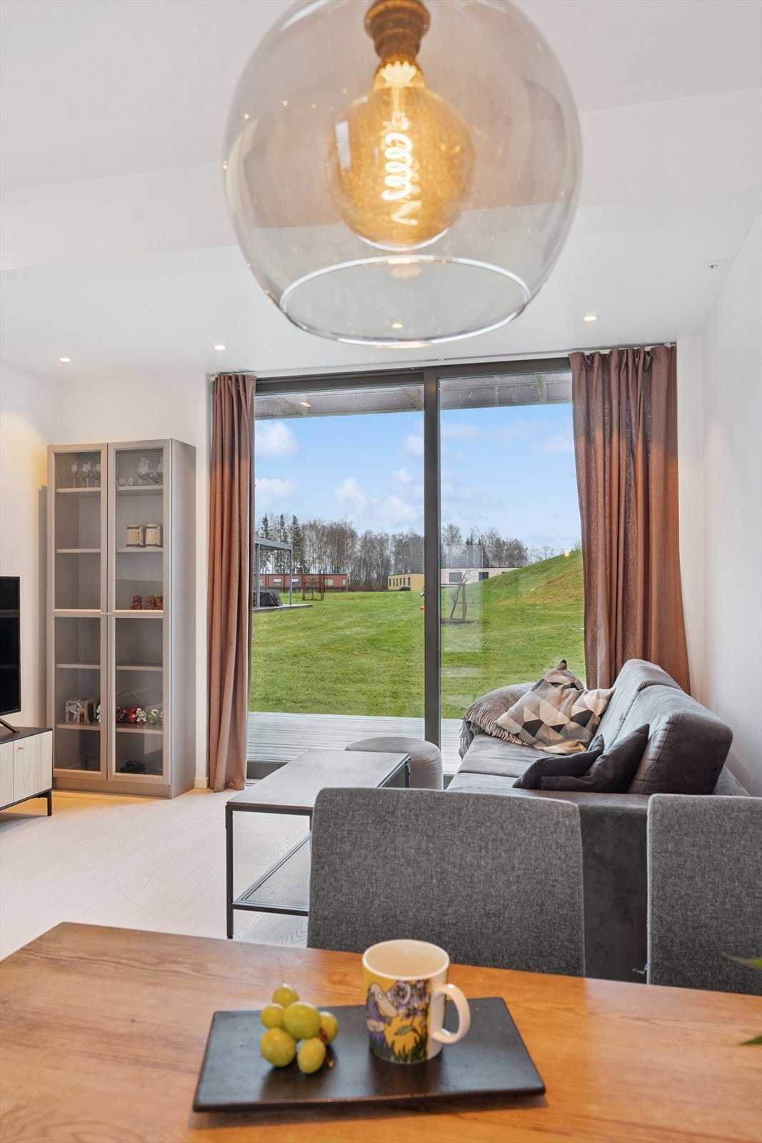 Utsikten mot de grønne fellesarealene skaper en lun atmosfære. Galleribilde