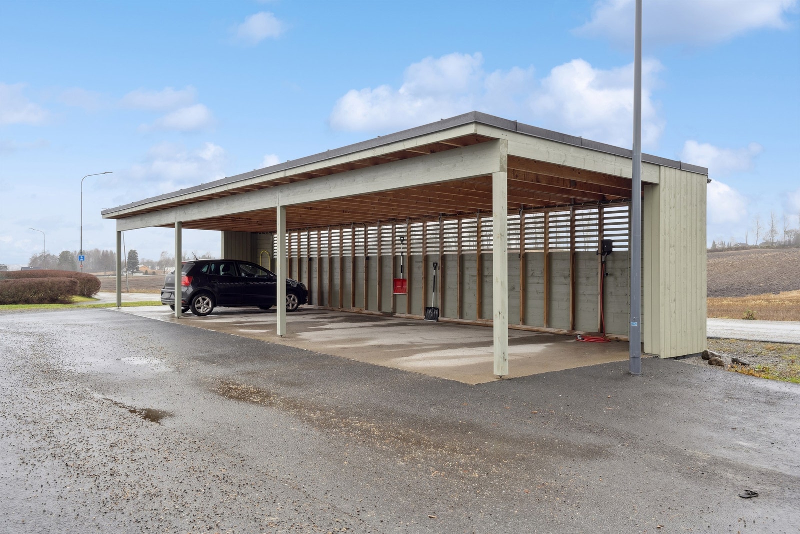 Til boligen følger det med egen plass i carportanlegg. Galleribilde