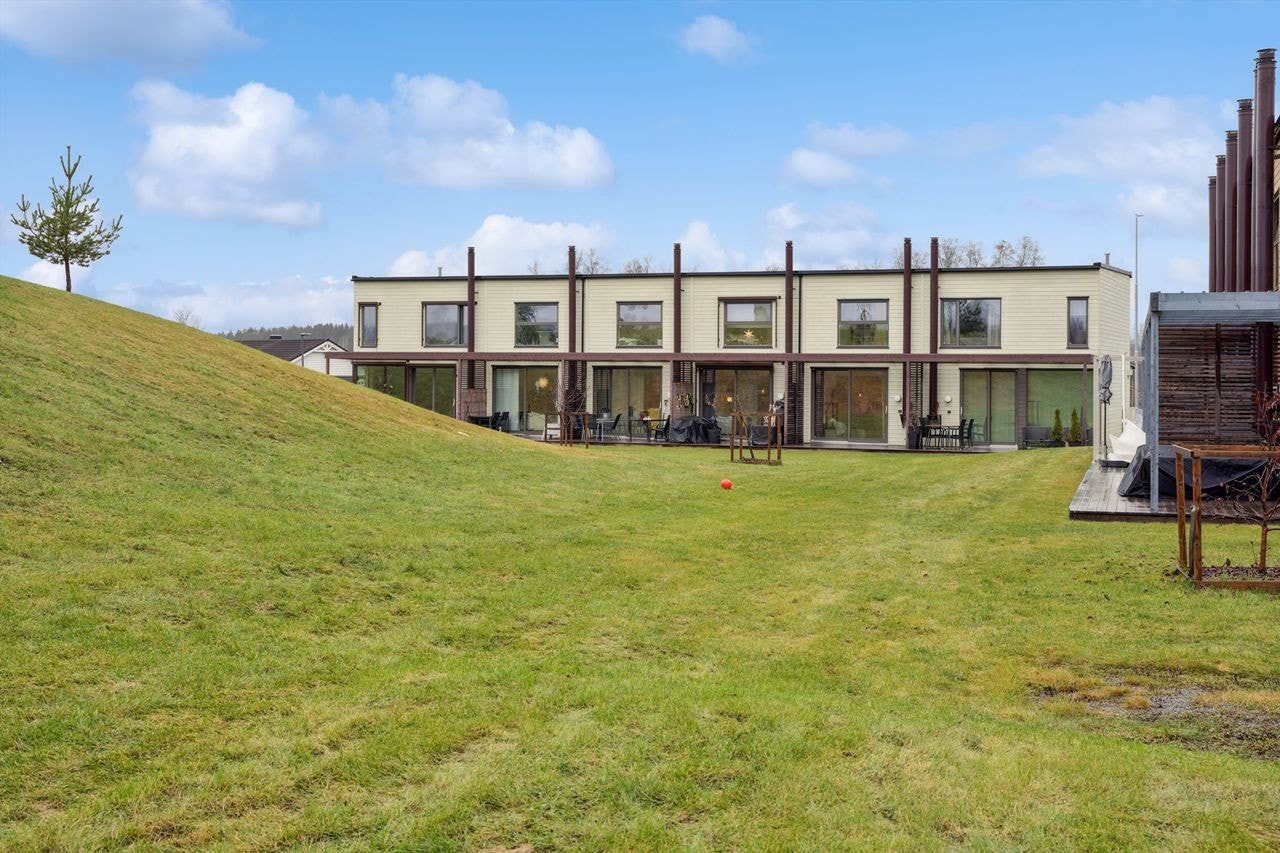 Store, grønne fellesarealer gir gode lekemuligheter for barn. Galleribilde