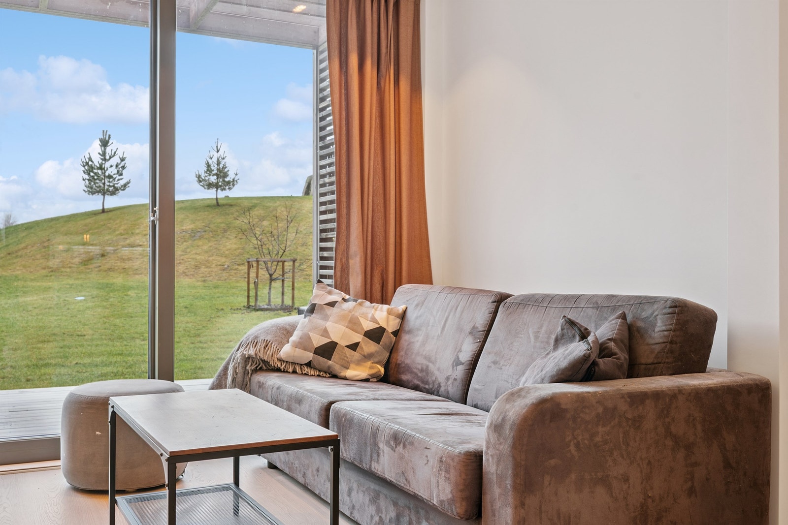 Fra stuen er det direkte utgang til en delvis overbygget markterrasse. Galleribilde