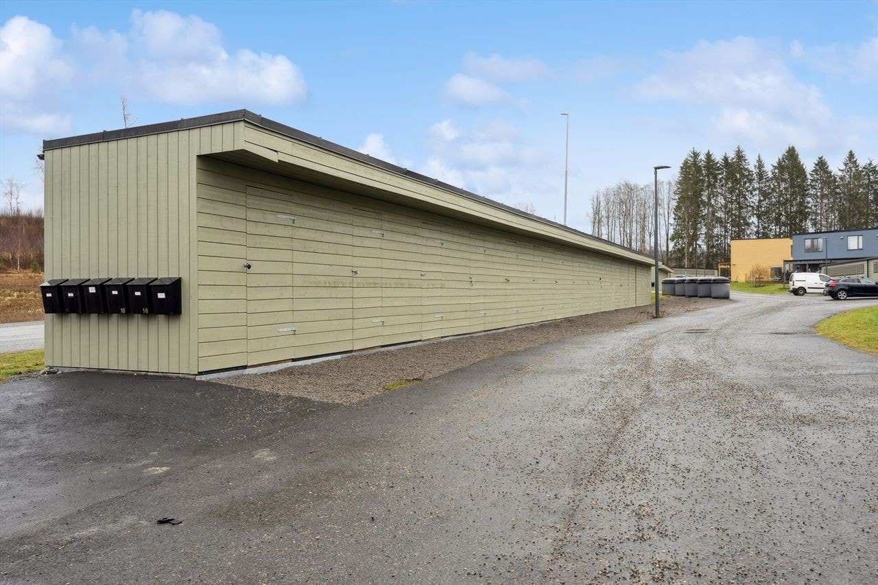 En praktisk sportsbod i tilknytning til carporten gir ekstra lagringsplass. Galleribilde