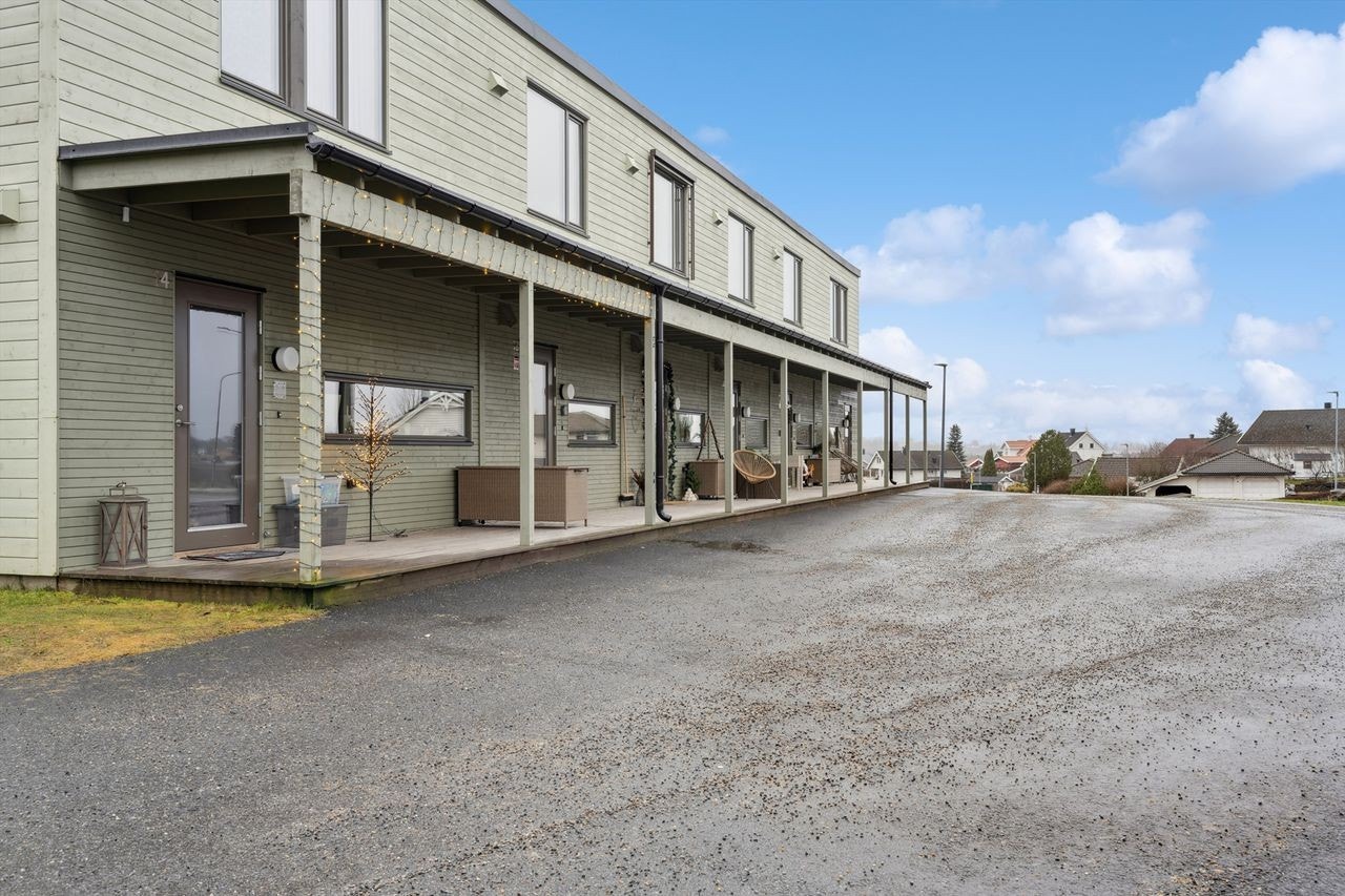 Boligen har uteplasser på begge sider, med en overbygget veranda ved inngangspartiet. Galleribilde