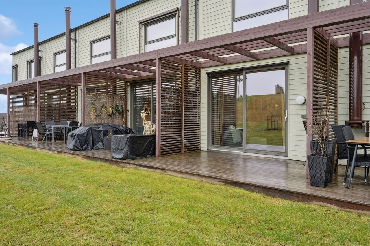 Terrassen vender mot fellesområdet og har gode lysforhold på ettermiddagen. Galleribilde