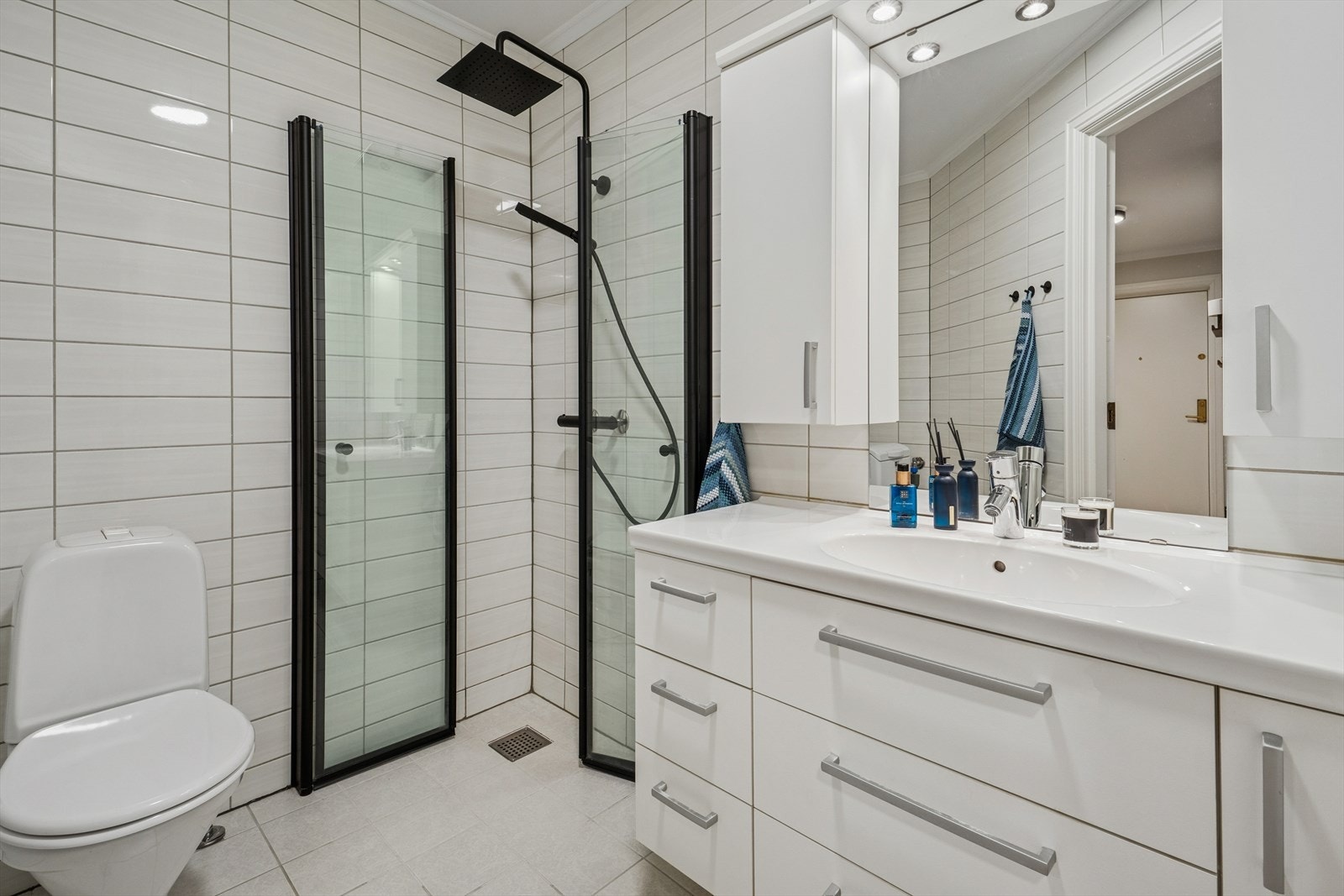 Badet er fra 2008 og har flislagte overflater med elektriske varmekabler i gulvet. Galleribilde