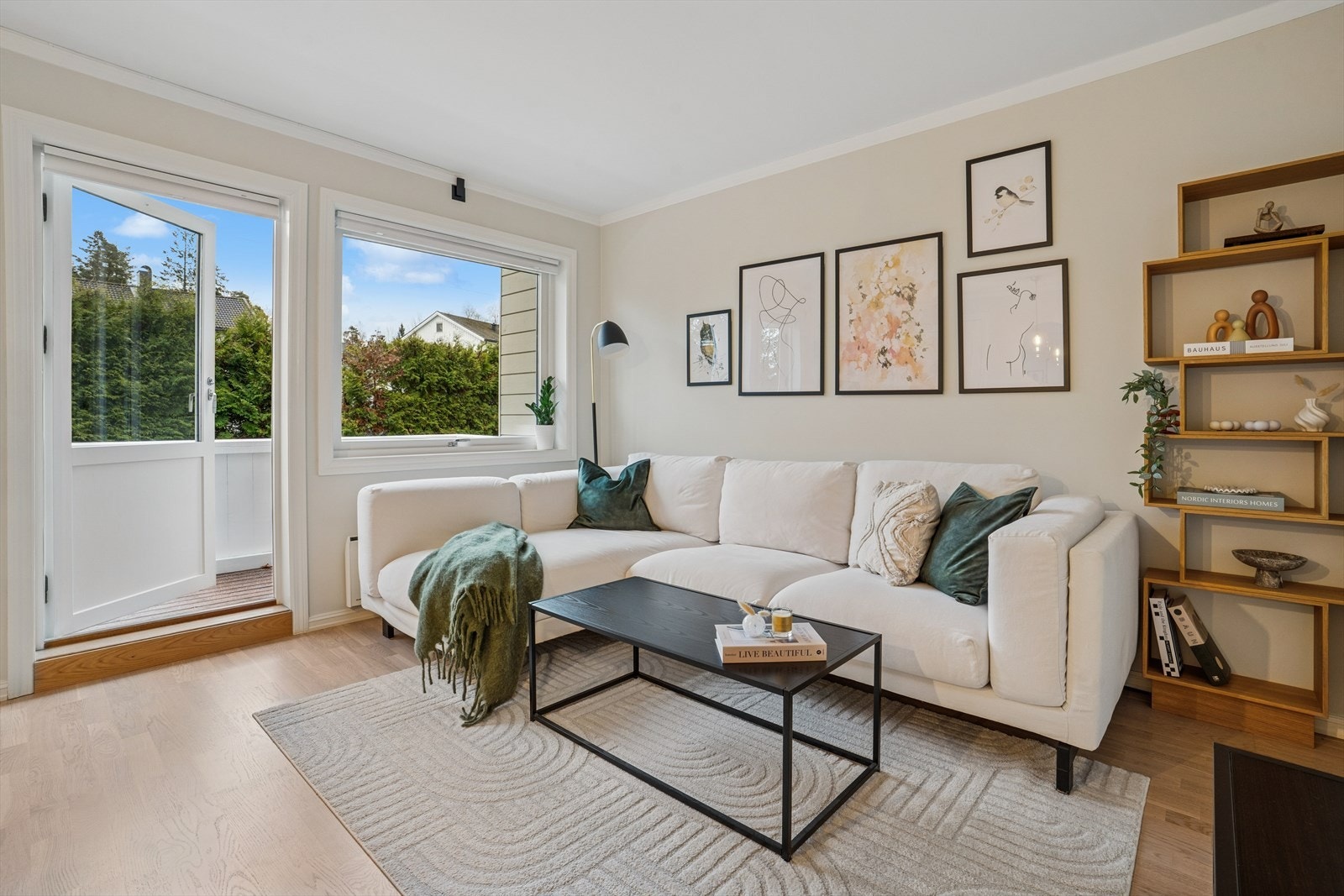 Store vindusflater gir rikelig med naturlig dagslys inn. Galleribilde