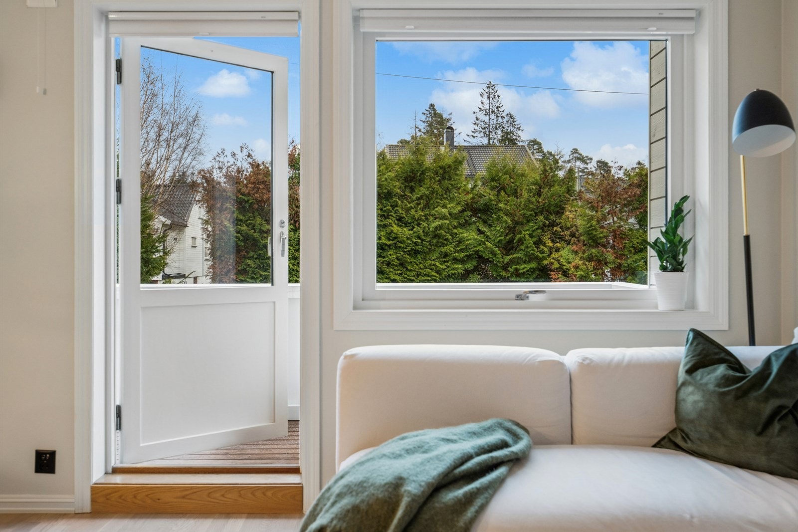 Fra stuen er det utgang til en hyggelig balkong på 6 m², som byr på gode solforhold og fin utsikt. Galleribilde