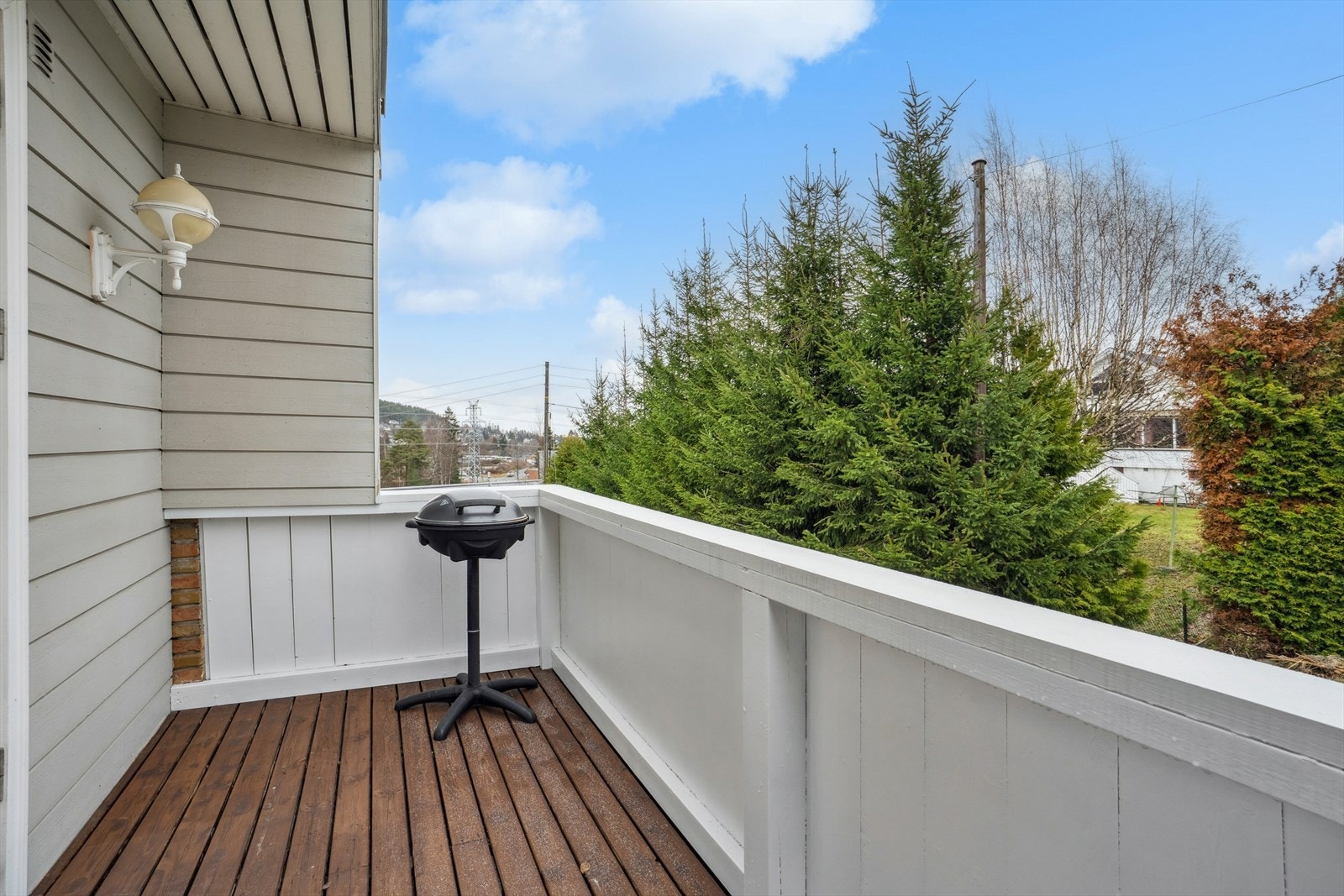 Balkongen byr på god plass til sosiale soner og grillplass, ideell for utendørs måltider. Galleribilde