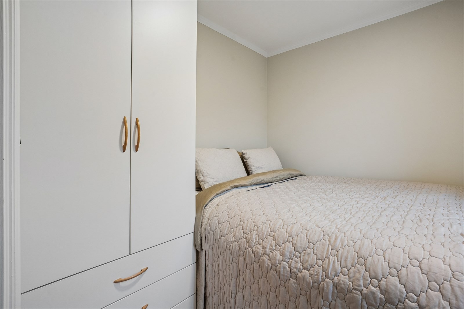 Garderobeskap gir praktisk oppbevaring i soverommet. Galleribilde