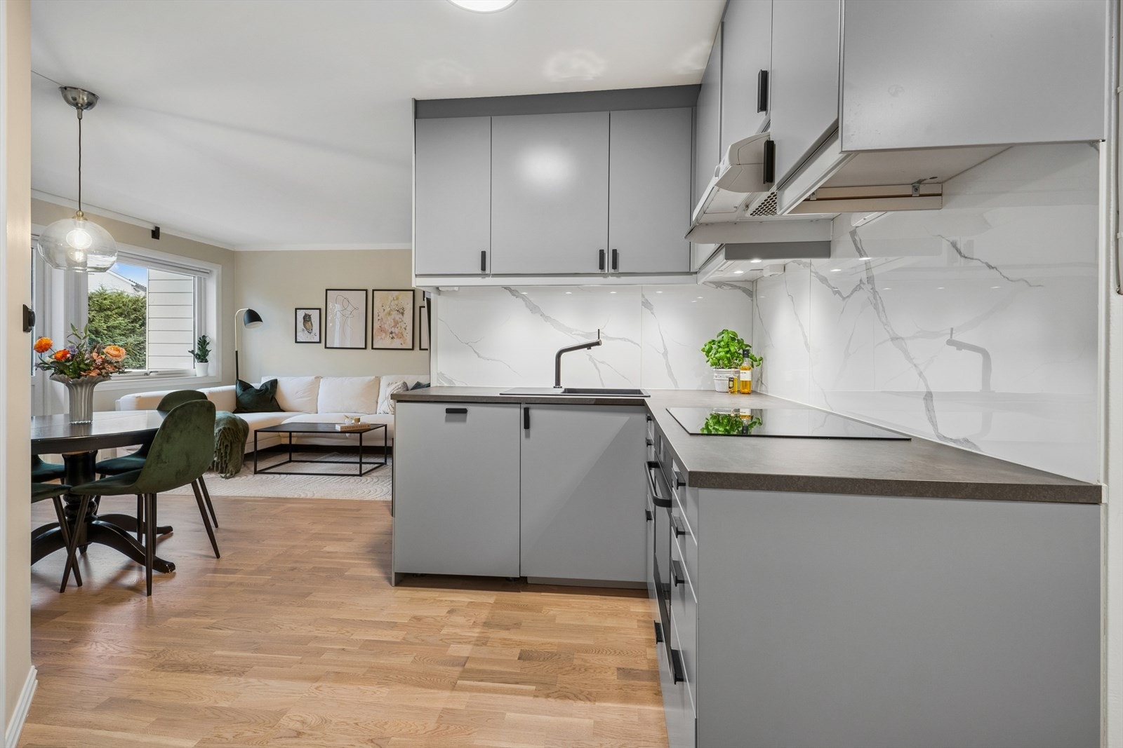 Kjøkkenet er utstyrt med ventilator, vannstopper og komfyrvakt. Varmtvannsberederen fra 2017 er plassert i kjøkkenbenken. Galleribilde