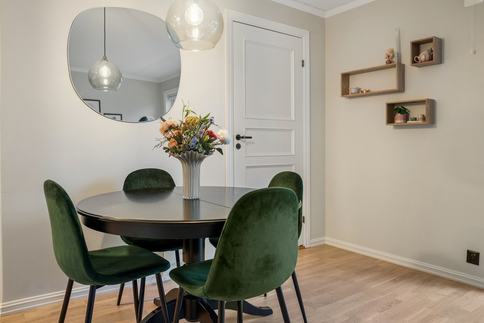 Det er plass til spisebord i tilknytning til oppholdsrommet. Galleribilde