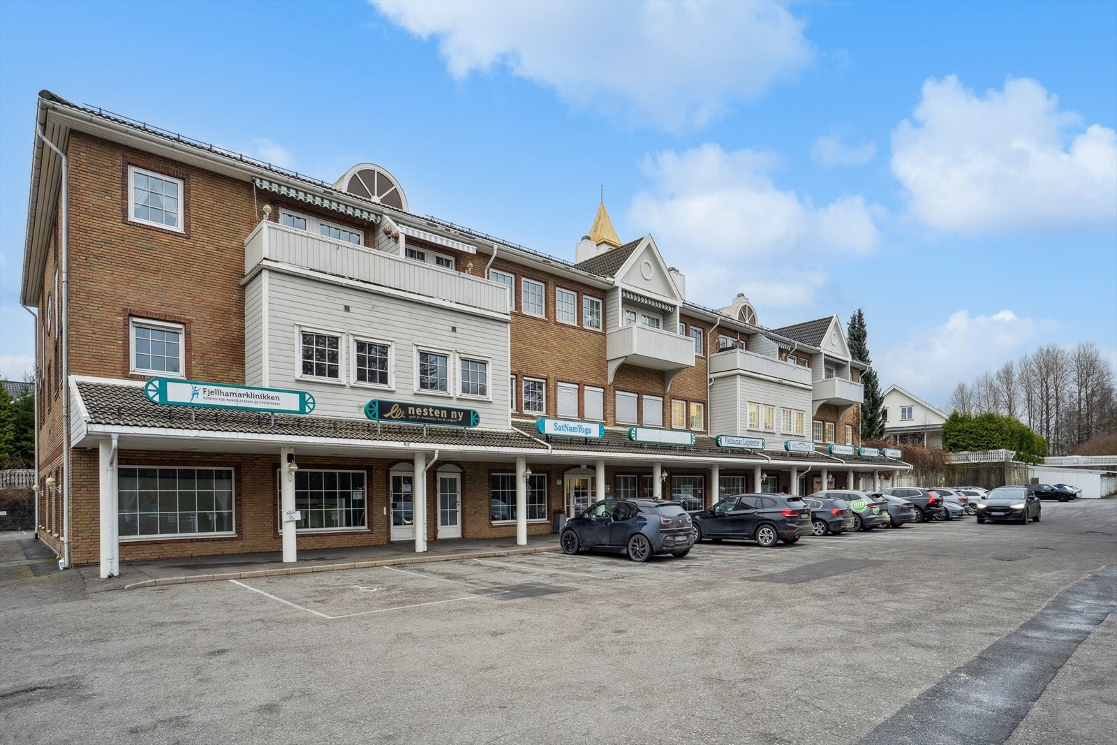 Lørdagsrudveien 2 er en pen 2-roms eierleilighet beliggende i et attraktivt og sentralt boligområde på Fjellhamar. Her bor du med nærhet til både skoler og barnehager, samt offentlig transport. Galleribilde
