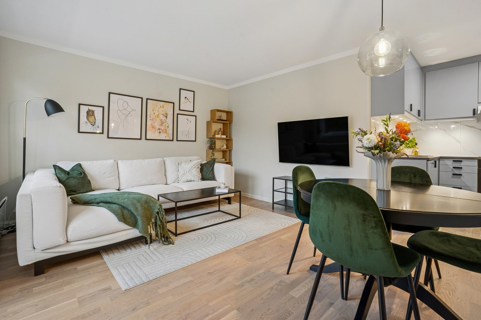 Den gjennomtenkte planløsningen gir gode, sosiale oppholdsrom med fine møbleringsmuligheter. Galleribilde