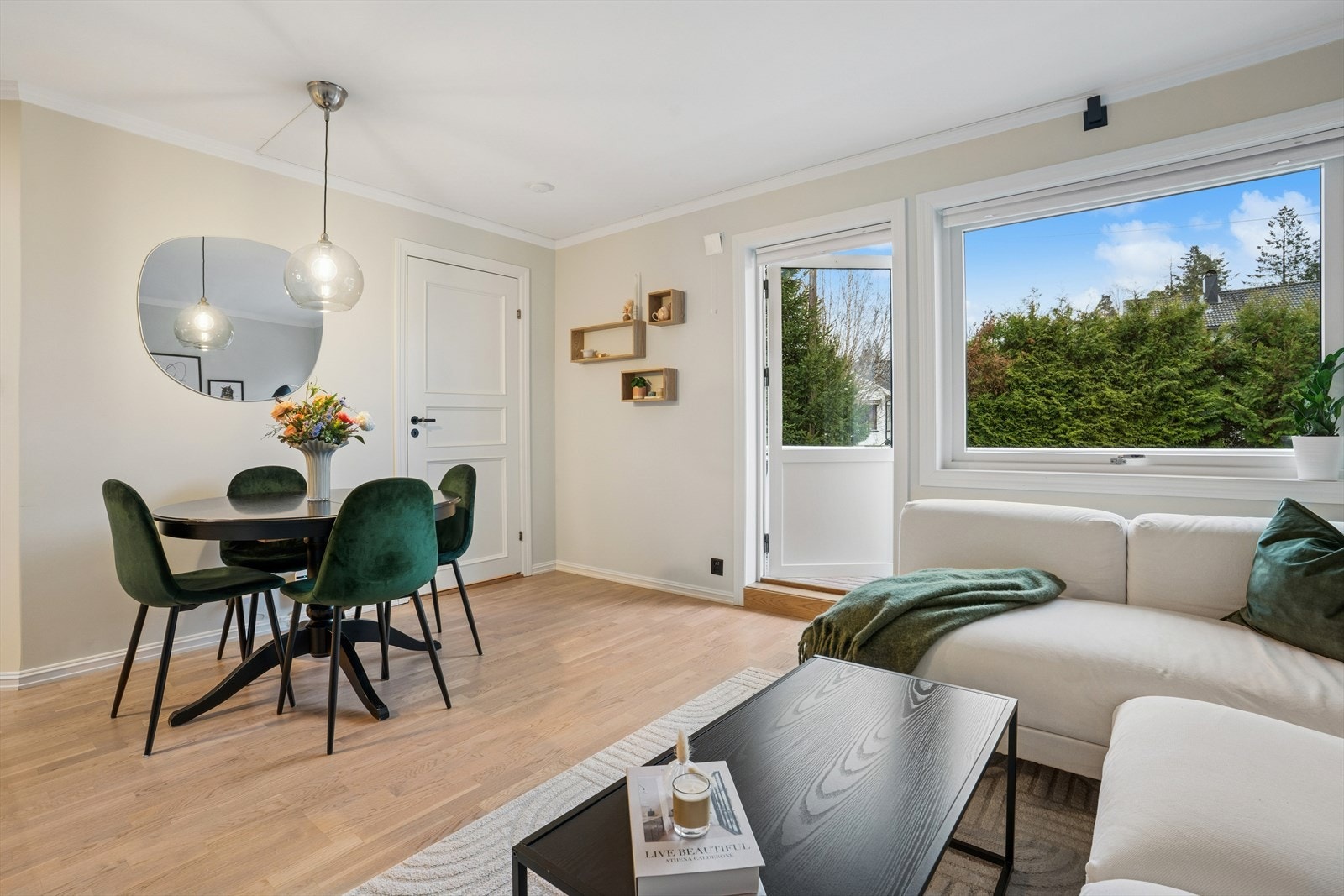 Parkettgulv og slettmalte vegger er gjennomgående i leiligheten. Galleribilde