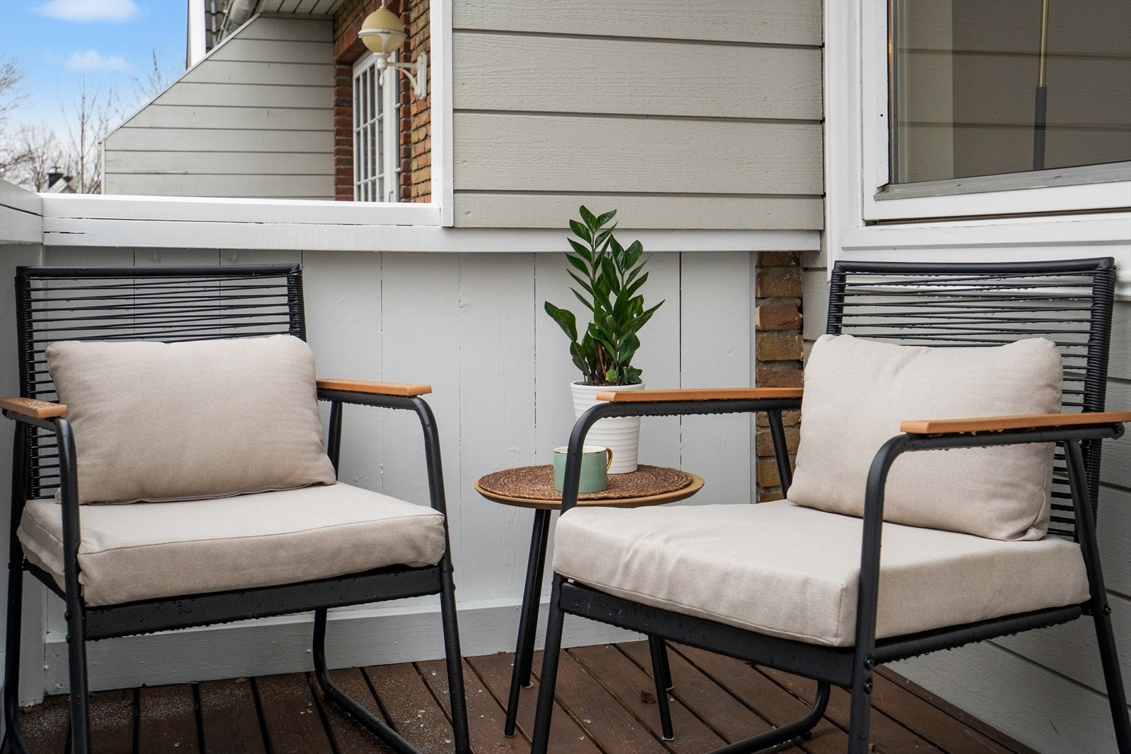 Tregulvet på balkongen viser tegn til slitasje, men gir mulighet for grilling og sosialt samvær. Galleribilde