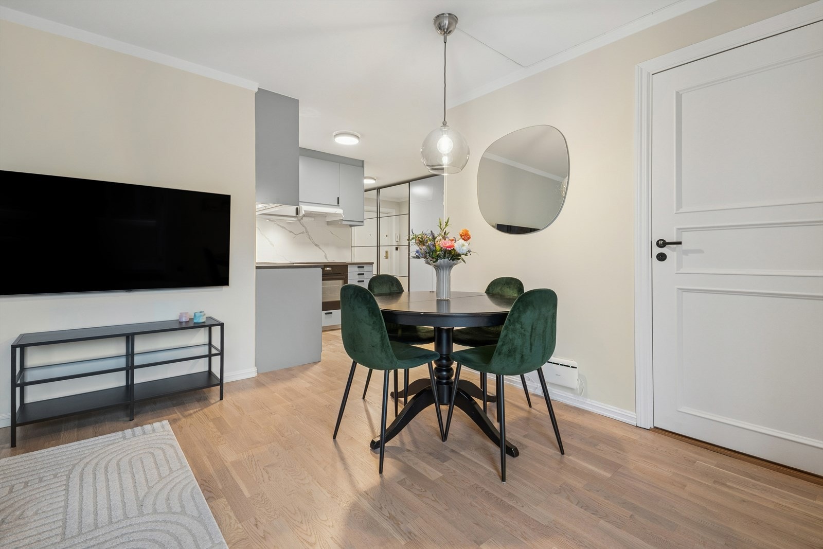 Kjøkkenet ligger i en åpen og sosial løsning med stuen, men er likevel behagelig tilbaketrukket. Galleribilde