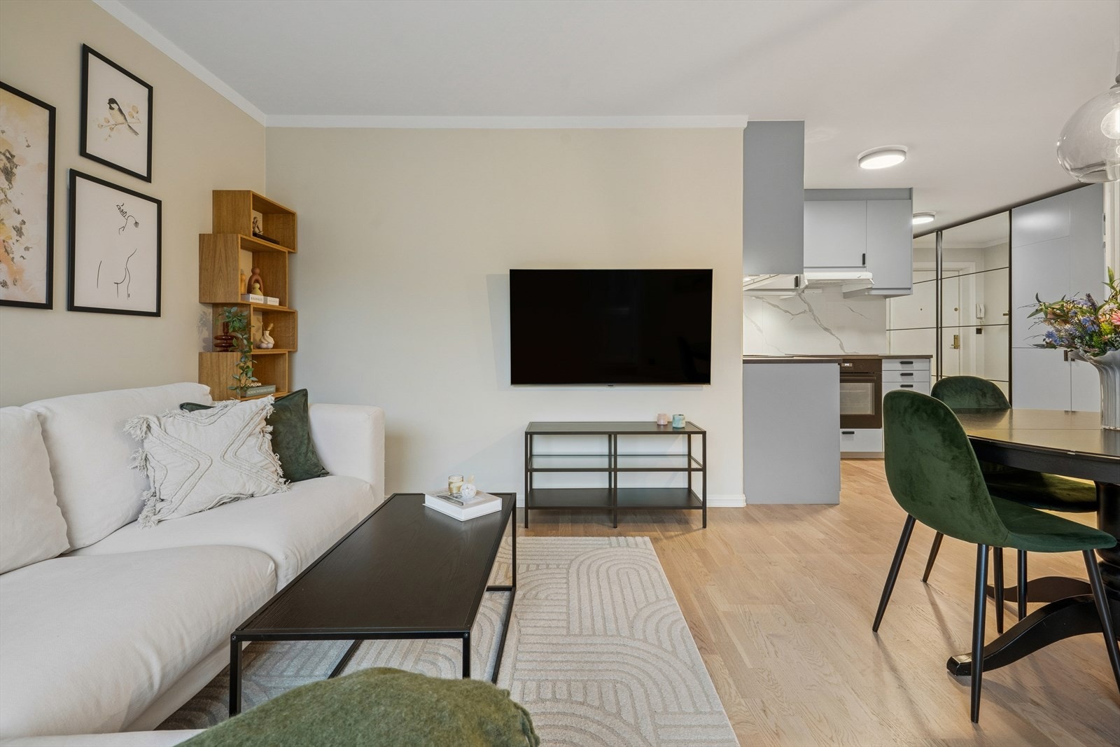 I stuen er det god plass til både sofa og spisebord. Galleribilde