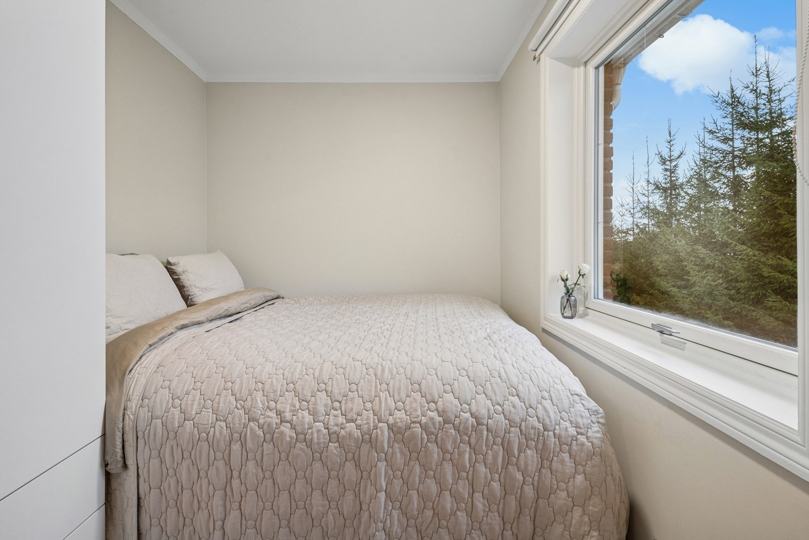 Leiligheten byr på et romslig soverom med utsikt mot grøntområde. Galleribilde