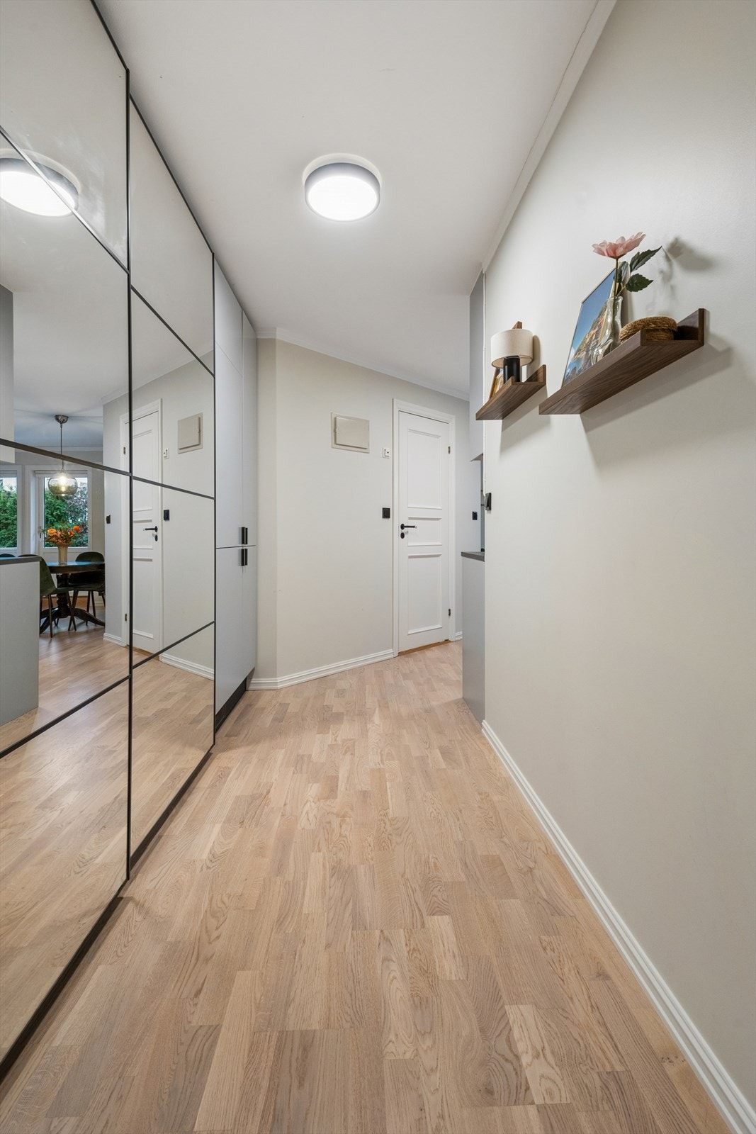 I entréen er det også en praktisk skyvedørsgarderobe. Galleribilde