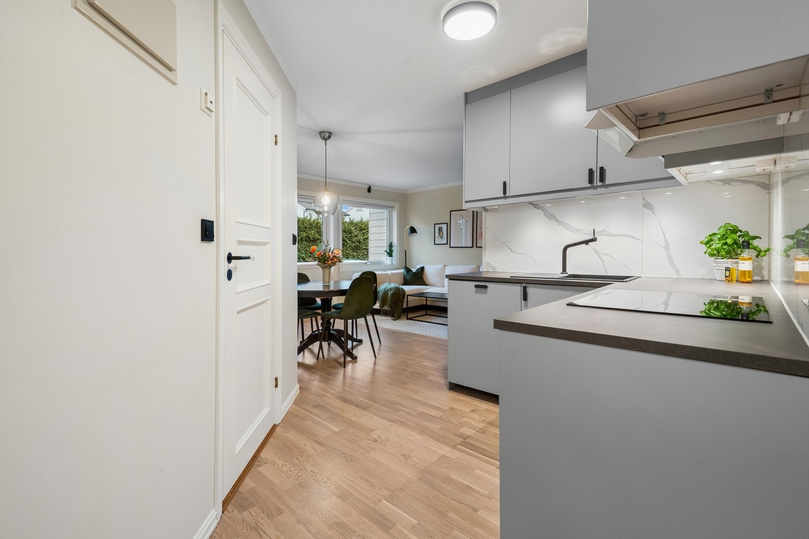 Kjøkkenet har en pen og tidløs innredning fra 2022 av merke IKEA. Galleribilde