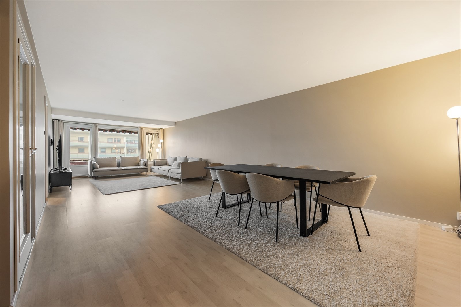 Leiligheten har en åpen planløsning som gir god plass til både sofagruppe og spisebord. Galleribilde