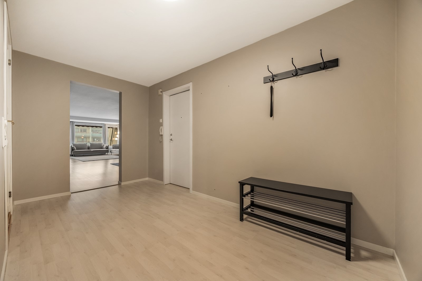 Velkommen inn i en romslig entré med god plass til yttertøy og sko. Galleribilde
