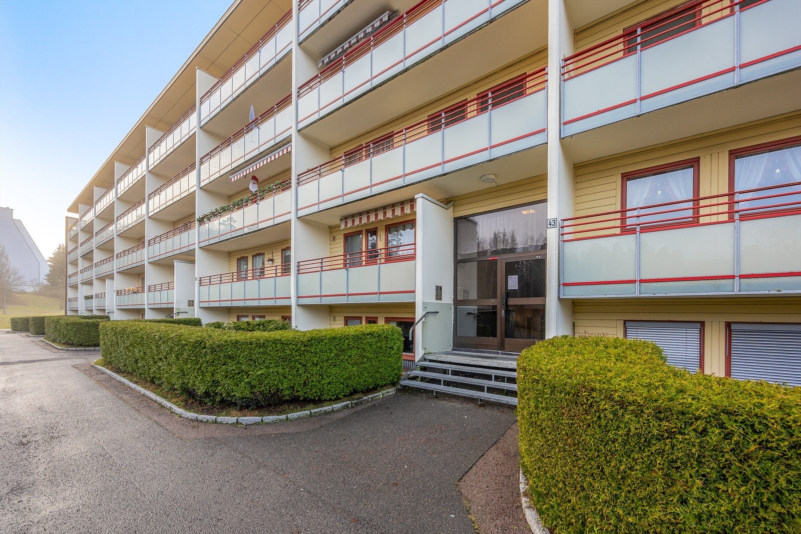 Bygget har en velholdt fasade og et pent inngangsparti. Galleribilde