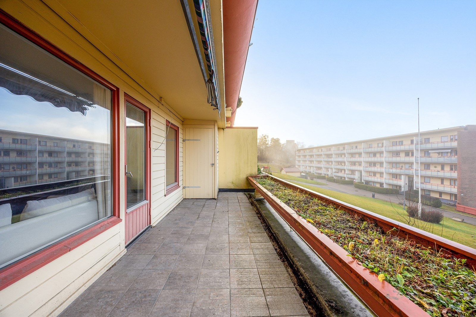 Fra stuen kommer du ut til en stor, vestvendt balkong på 14 m². Galleribilde