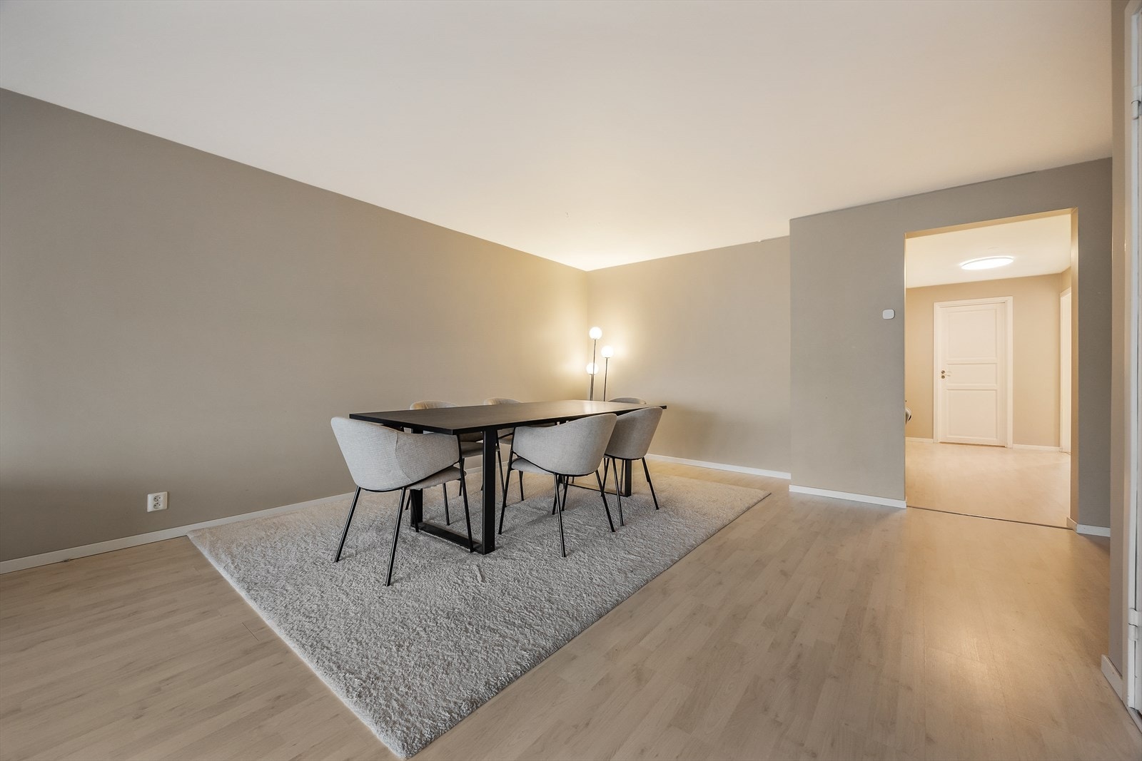 Her er det god plass til en egen spisestue i tilknytning til stuen. Galleribilde