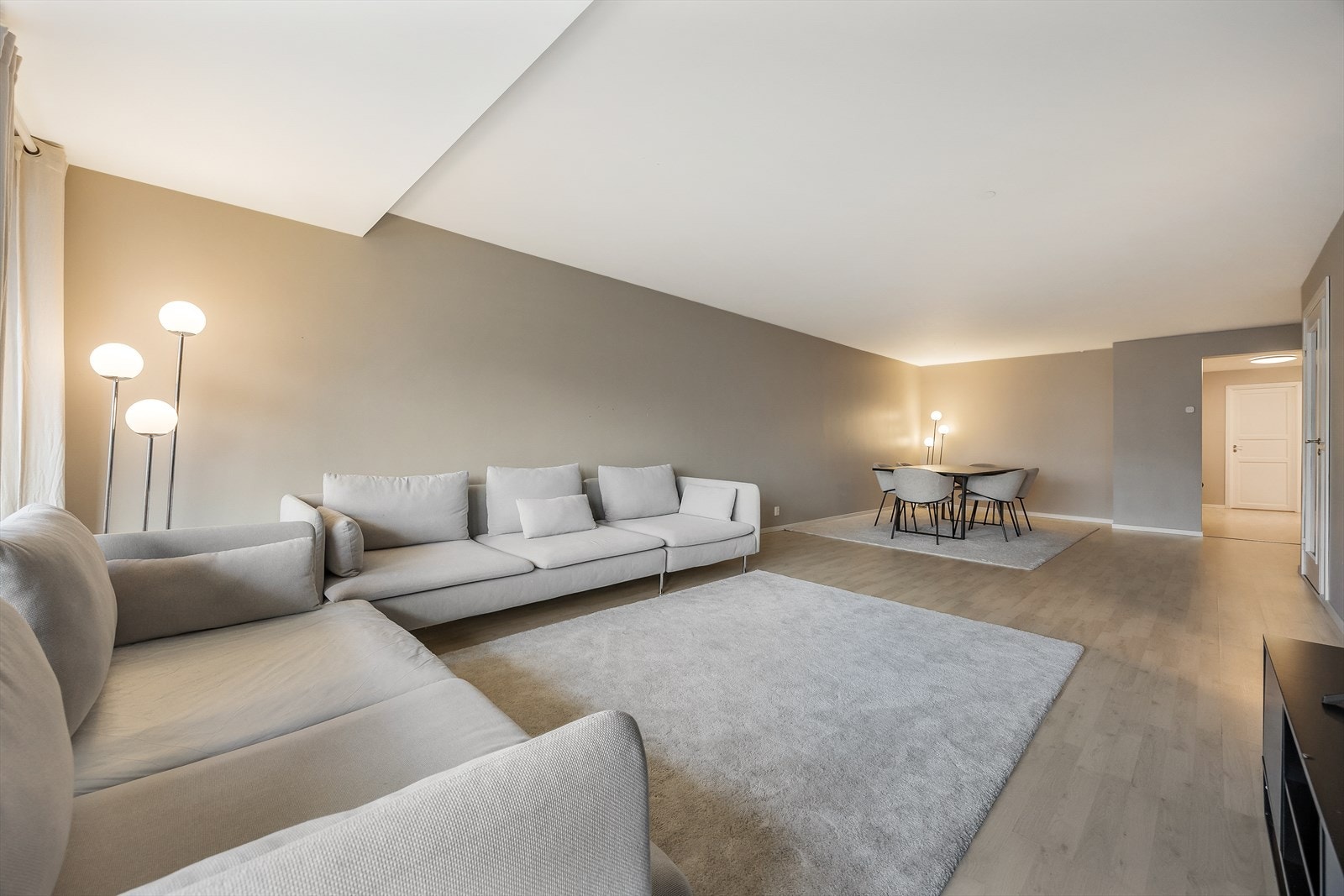 Vi fortsetter inn i den store stuen, som er lett å møblere med flere soner. Galleribilde