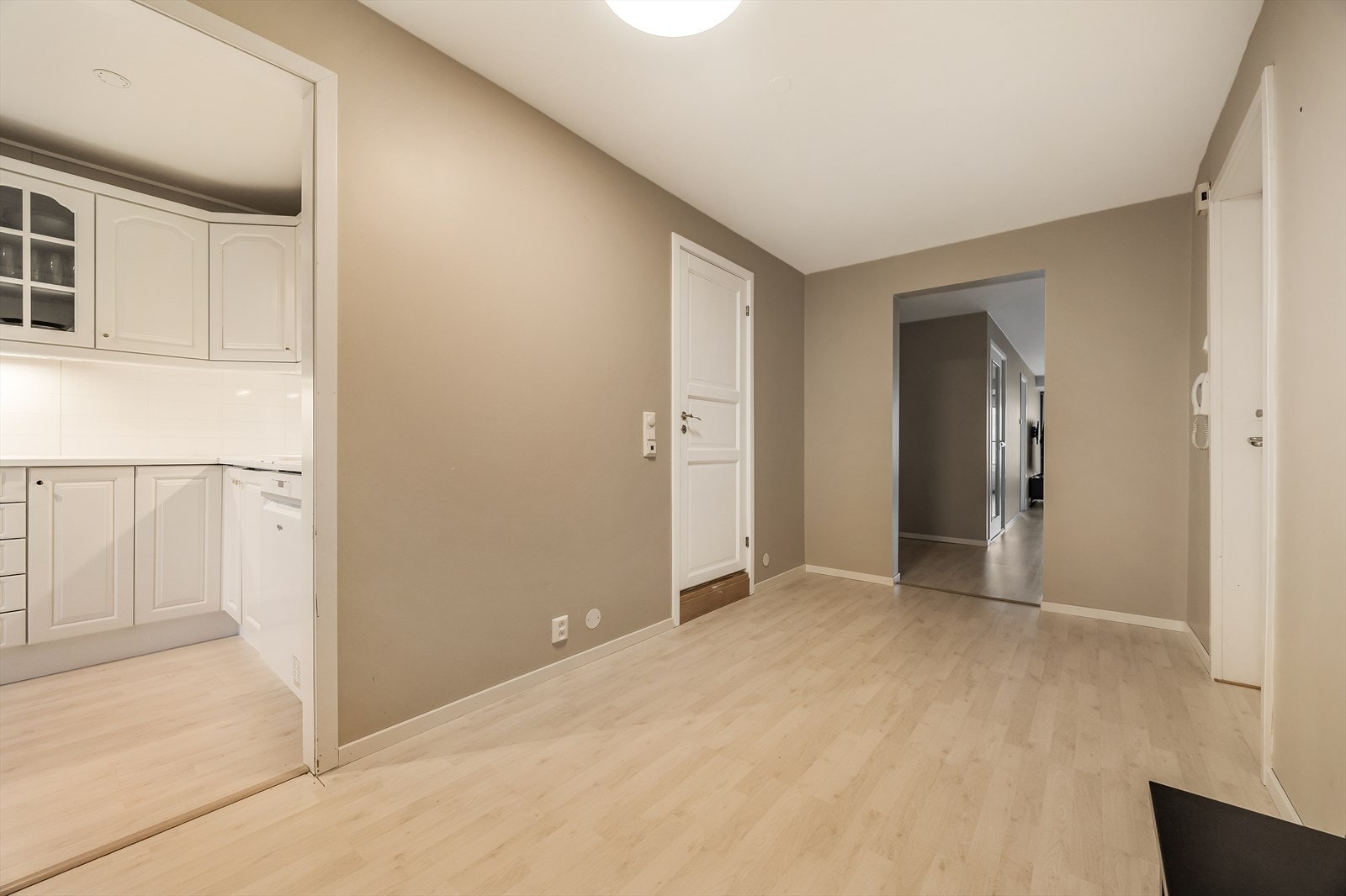 Gjennomgående laminatgulv og malte flater fra 2022 skaper et helhetlig inntrykk. Galleribilde