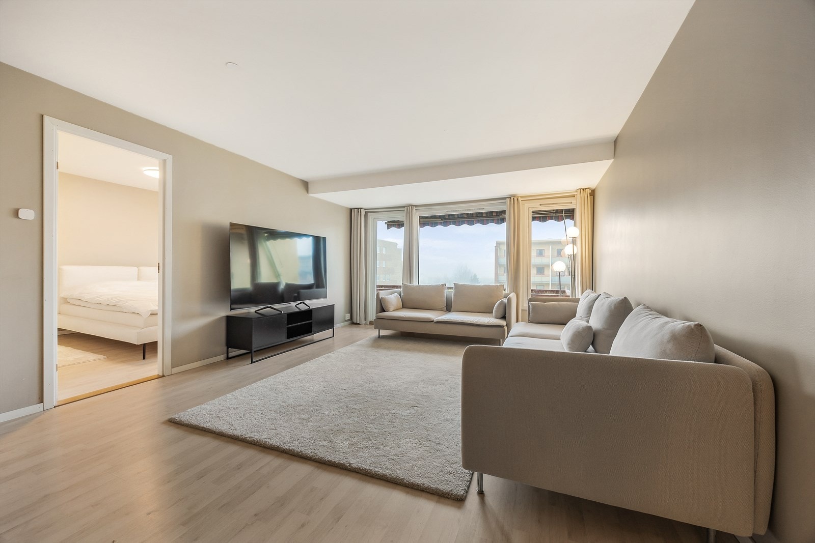 Store vindusflater gir rikelig med dagslys. Galleribilde