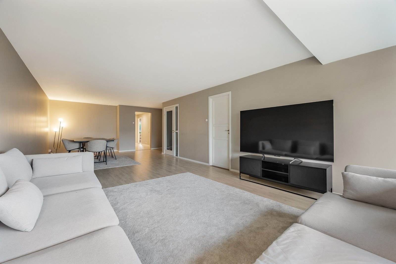 Den åpne løsningen skaper en sosial og luftig atmosfære i leilighetens hovedrom. Galleribilde