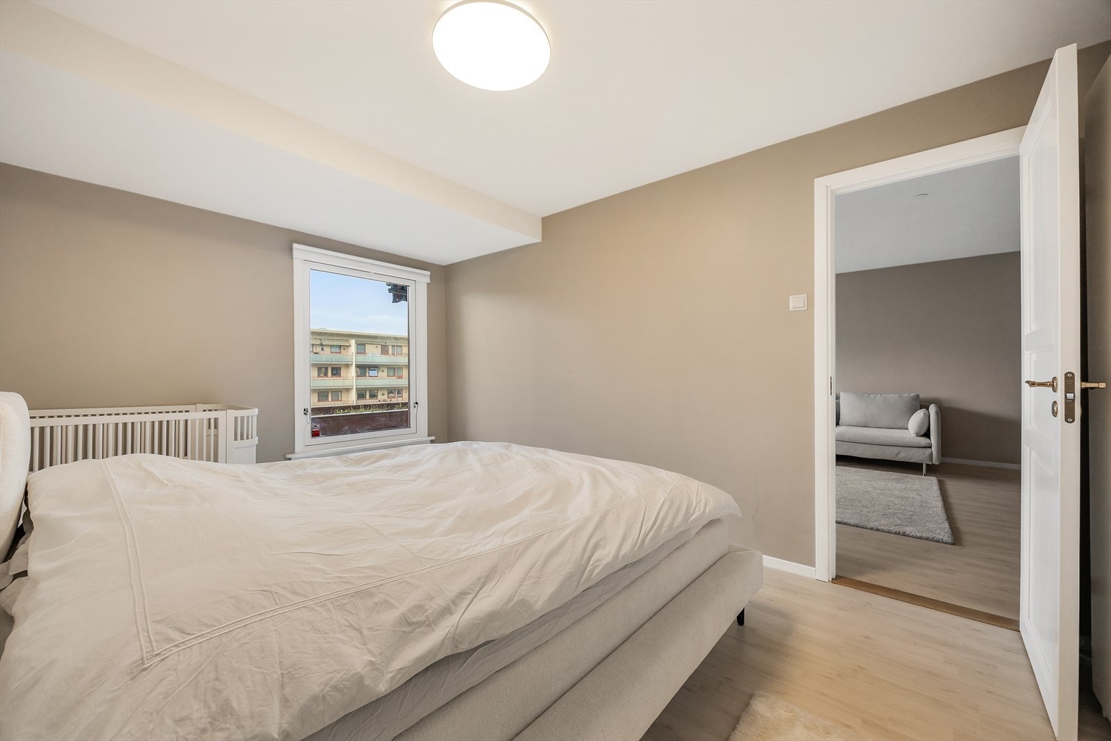 Soverommet ligger praktisk til med adkomst fra stuen. Galleribilde