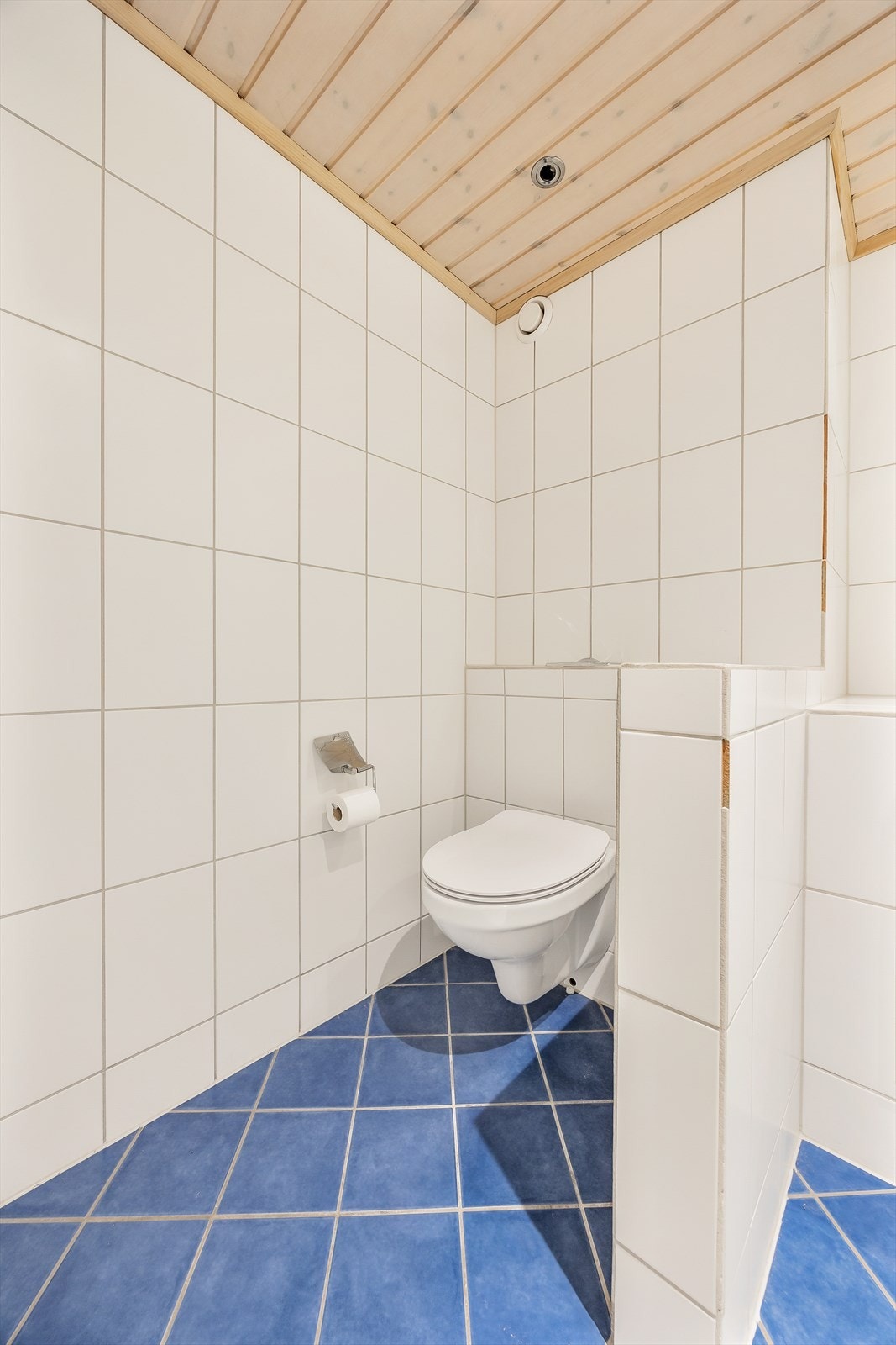 Vegghengt toalett for enklere renhold. Toalett og armatur ble fornyet i 2022. Galleribilde