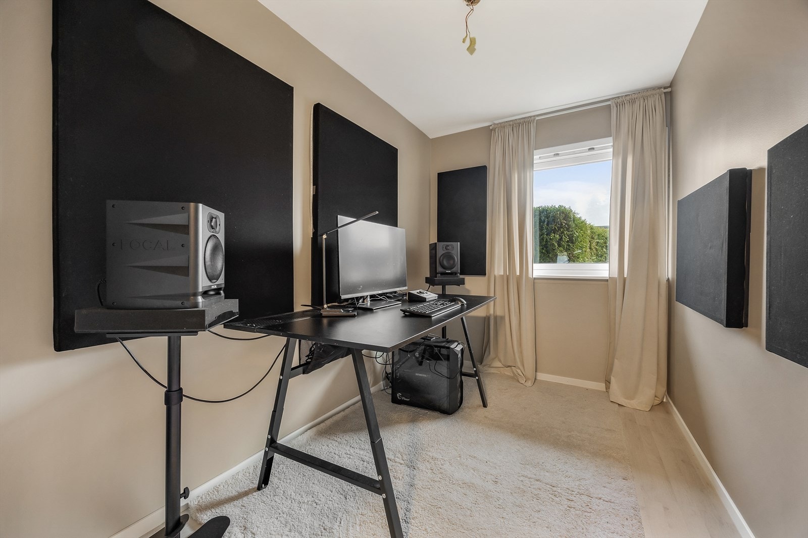 Det tredje rommet er innredet og egner seg godt som kontor, gjesterom eller hobbyrom. Galleribilde