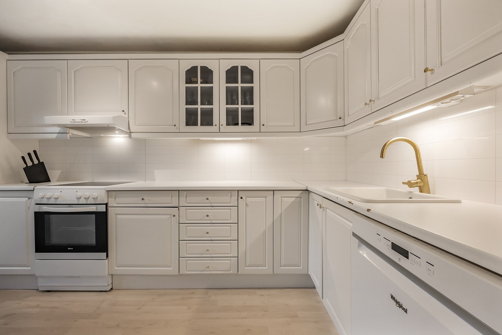 Praktisk kjøkken med profilerte fronter, rikelig med skapplass og integrerte hvitevarer. Galleribilde