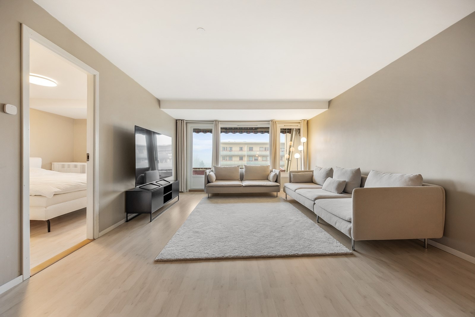 Fra stuen er det enkel tilgang til ett av soverommene. Galleribilde