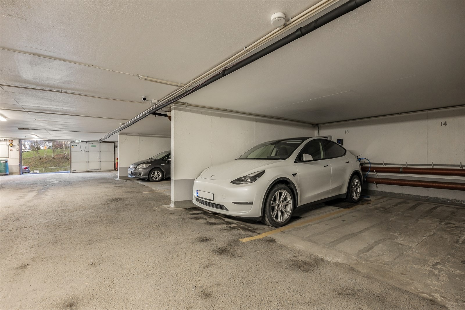 Det medfølger én garasjeplass i felles anlegg, praktisk utstyrt med elbillader. Galleribilde