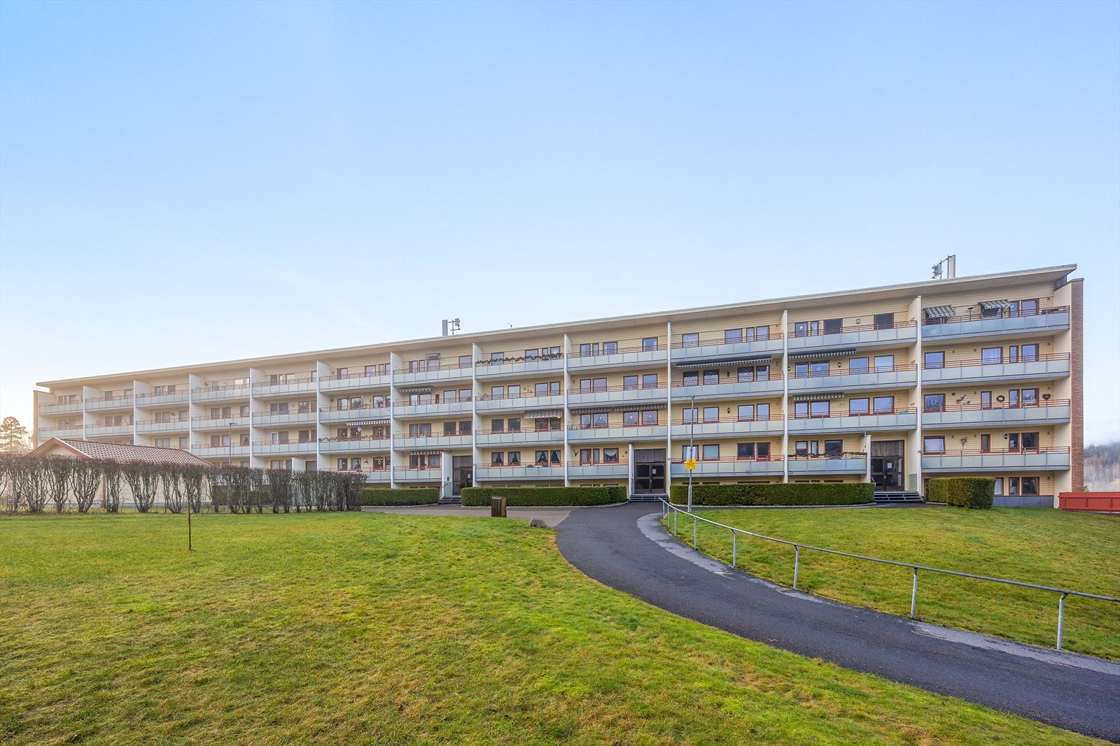 Leiligheten ligger i en terrassert boligblokk med store, grønne fellesområder. Galleribilde