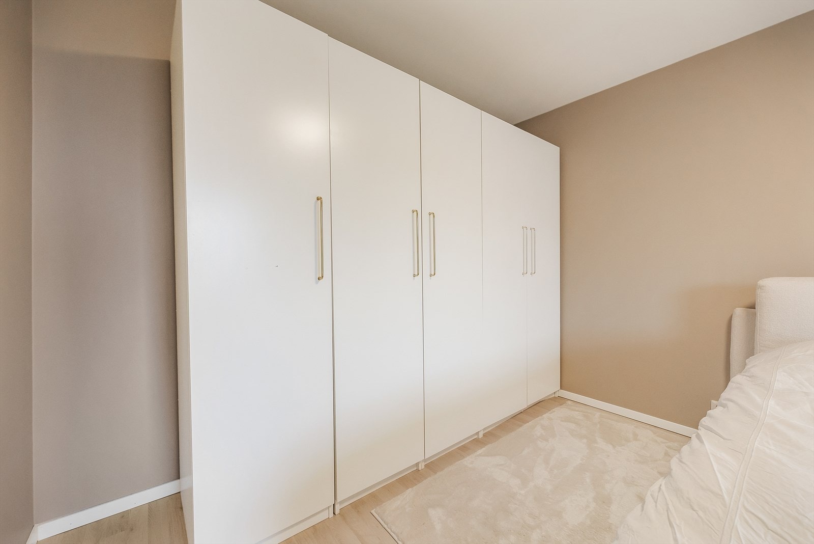 En hel vegg med garderobeskap gir rikelig med oppbevaringsplass. Galleribilde